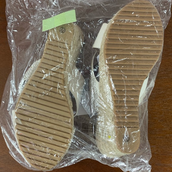 Olive Street White/Silver Sandals - Picture 3 of 6